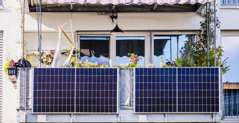 Fotovoltaika na balkon: Kompletní průvodce pro úsporu energie v bytě