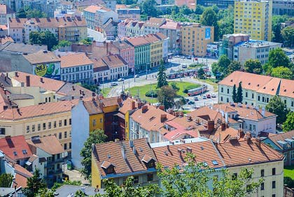 Výstavba bytů letos zrychlila, přesto jich je pořád málo. Těží z toho investoři